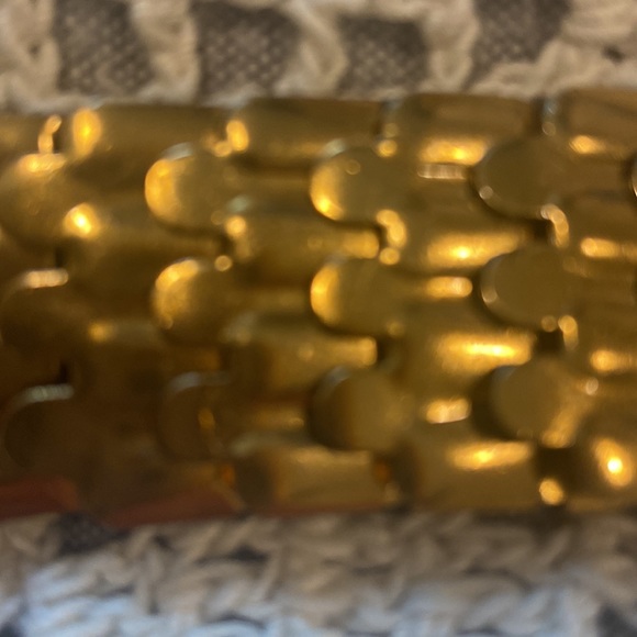 Vintage gold stretch women’s belt .buckle is two-tone with flowers hook closure. - Picture 8 of 10